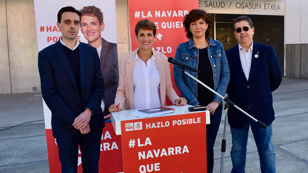 La candidata del PSN, María Chivite, presenta las medidas socialistas en materia de Sanidad frente al centro de Salud de Sarriguren. CEDIDA