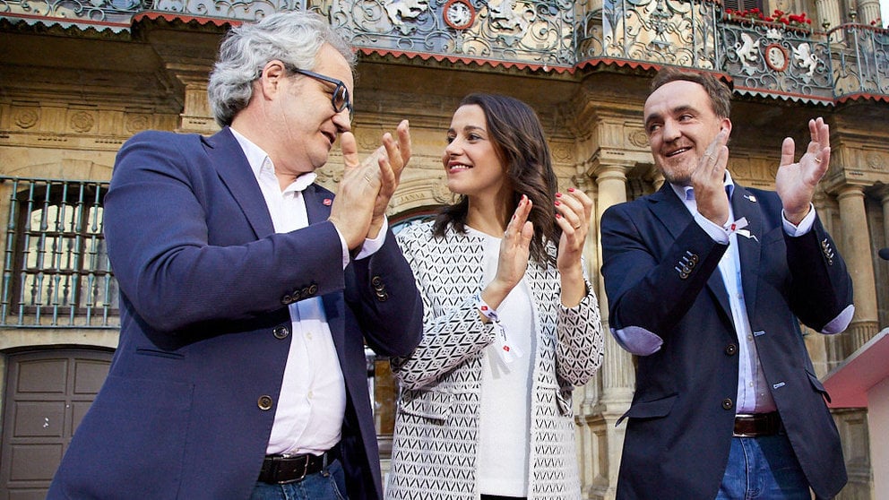 Inés Arrimadas, y el candidato a la presidencia Javier Esparza, participan en un acto electoral de Navarra Suma. ÍÑIGO ALZUGARAY (40)