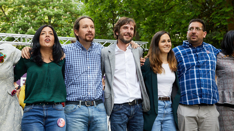 El secretario general de Podemos, Pablo Iglesias, acompañado de los candidatos navarros en un acto electoral en Pamplona (95). IÑIGO ALZUGARAY