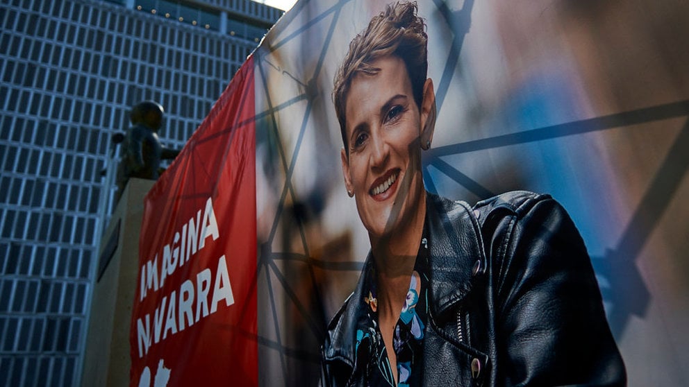 Un cartel de la socialista María Chivite junto al monumento de homenaje a las víctimas de terrorismo. MIGUEL OSÉS