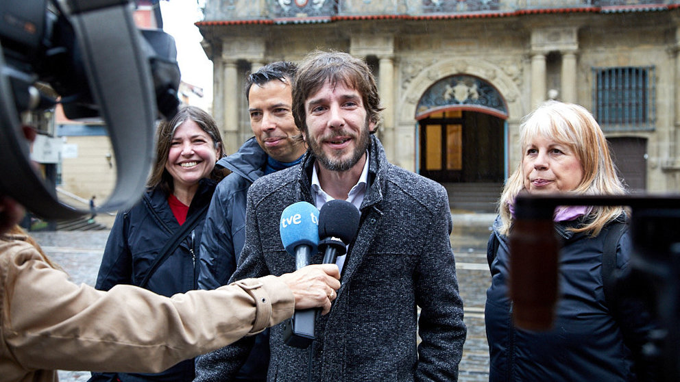 El candidato de Podemos a la Presidencia del Gobierno de Navarra, Mikel Buil, atiende a los medios en la plaza del Ayuntamiento de Pamplona (06). IÑIGO ALZUGARAY