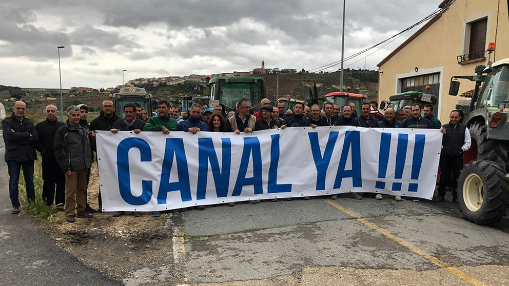 Concentración de agricultores de Andosilla y San Adrián reclamando la ampliación del Canal de Navarra IMAGEN CEDIDA