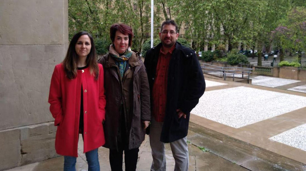 Ione Belarra, Ainhoa Aznárez y Gaxán Sad, en un acto electoral de Podemos Navarra CEDIDA