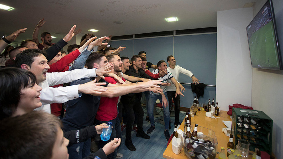 Los jugadores de Osasuna celebran el ascenso en El Sadar CEDIDA (1)