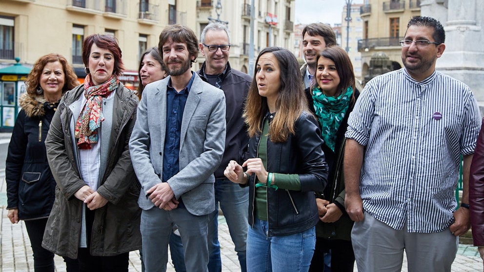 El candidato de Podemos a la Presidencia del Gobierno de Navarra, Mikel Buil, y el candidato a la Alcald..a de Pamplona, Gaxan Sad, atienden a los medios