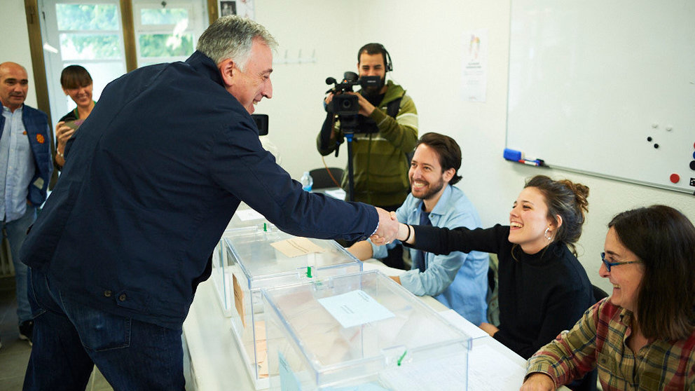 El candidato de Eh Bildu a la ayuntamiento de Pamplona, Joseba Asirón, ejerce su derecho a voto en Zizur. PABLO LASAOSA 10