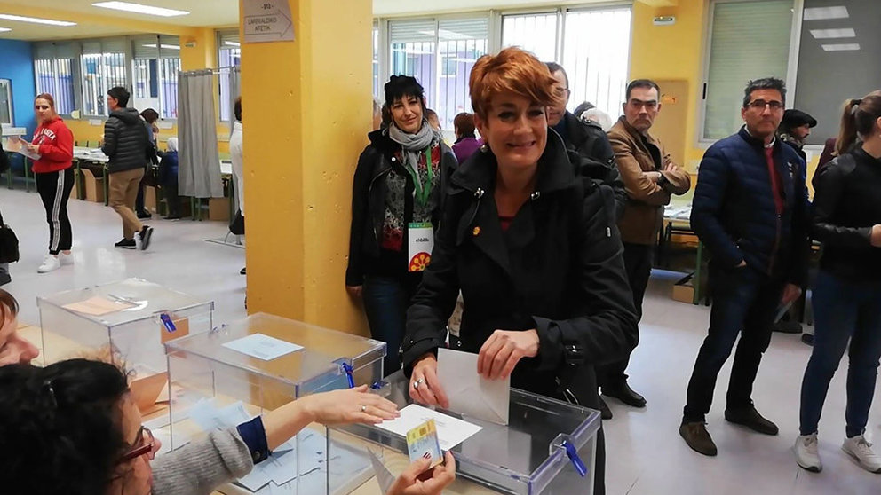 La candidata de EH Bildu a la presidencia del Gobierno foral, Bakartxo Ruiz, vota en Pamplona EUROPA PRESS
