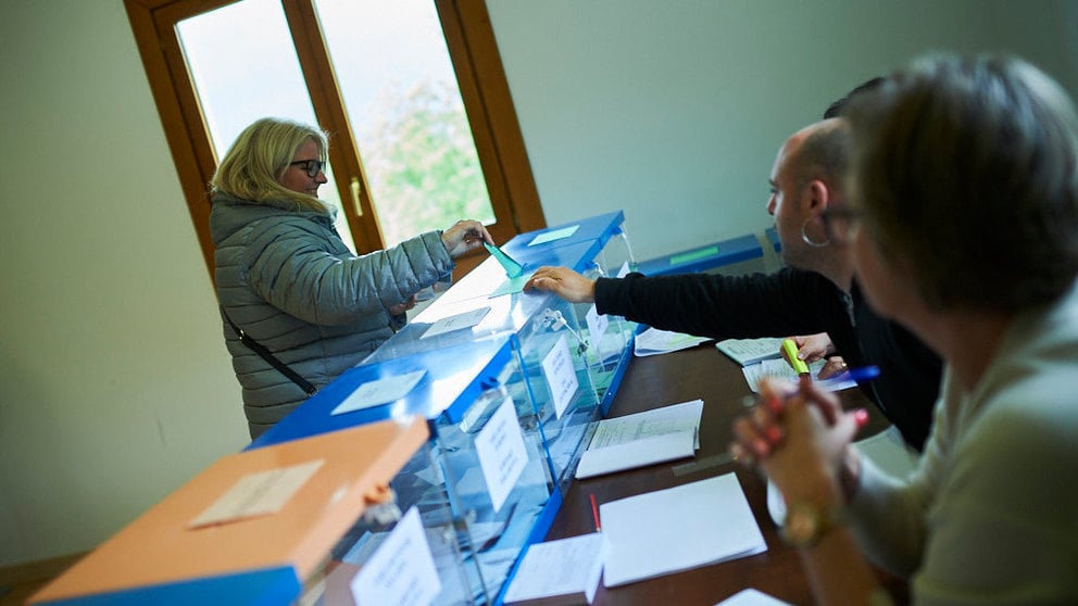 Personas votan en Odieta para las elecciones municipales, forales y europeas. PABLO LASAOSA 9