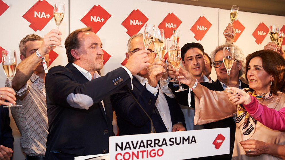 Navarra Suma celebra que ha ganado las eleccones forales y municipales de Pamplona. PABLO LASAOSA 14
