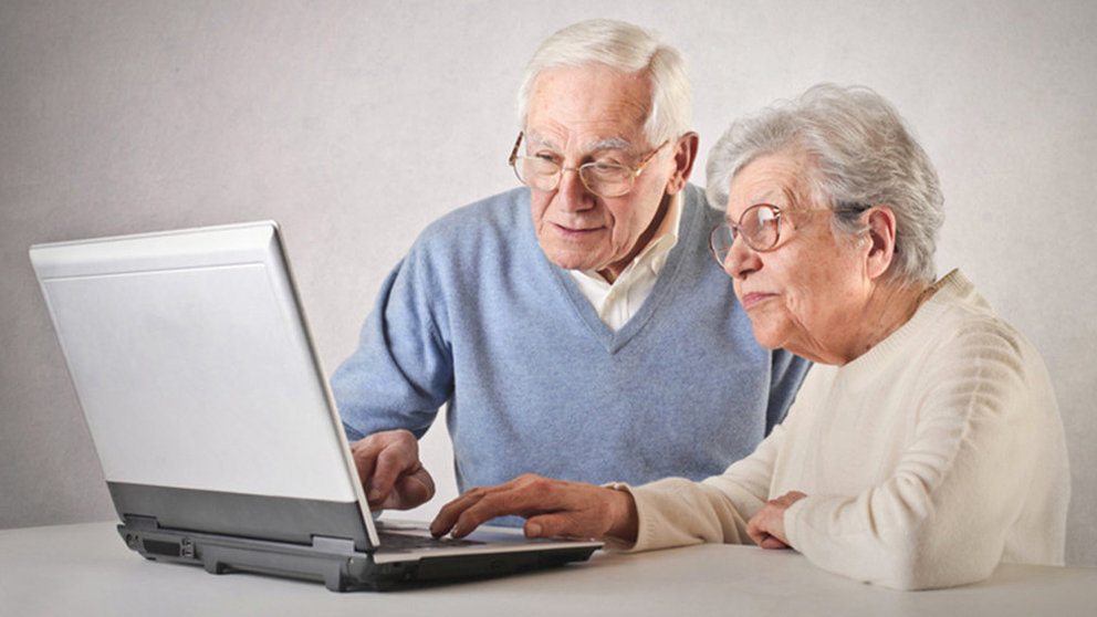 Una pareja de abuelos aprende a utilizar un ordenador y las nuevas tecnologías ARCHIVO