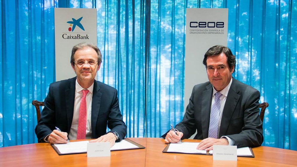 Acuerdo entre CaixaBank y la CEOE. De izquierda a derecha, el presidente de CaixaBank, Jordi Gual, y el presidente de la Confederación Española de Organizaciones Empresariales (CEOE), Antonio Garamendi. CEDIDA