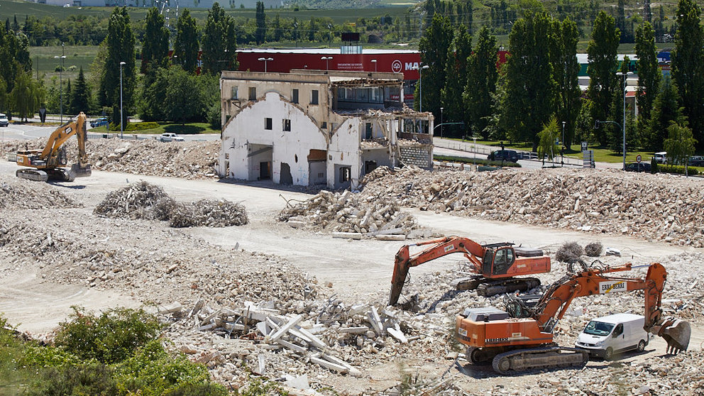 Derribo de la antigua f..brica de SuperSer para la construcci..n del nuevo Ikea en Pamplona. I..IGO ALZUGARAY