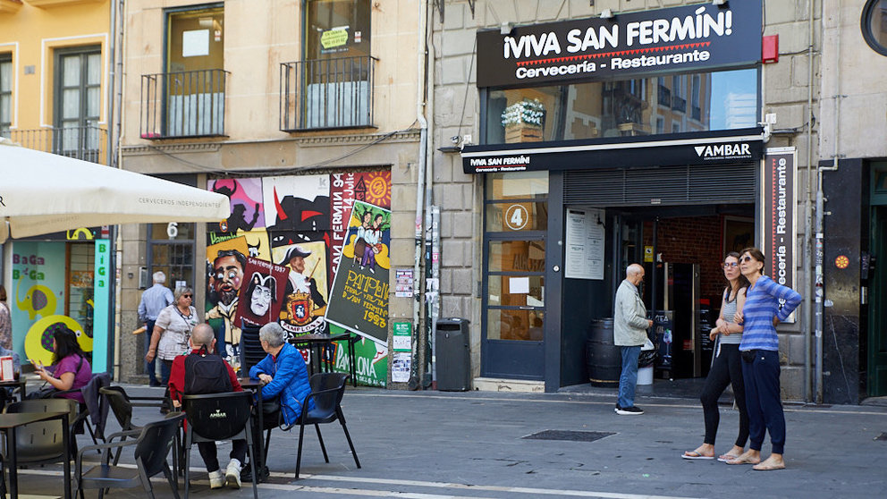 Cervecer..a-Restaurante '..Viva San Ferm..n!' en la calle Calceteros de Pamplona. I..IGO ALZUGARAY