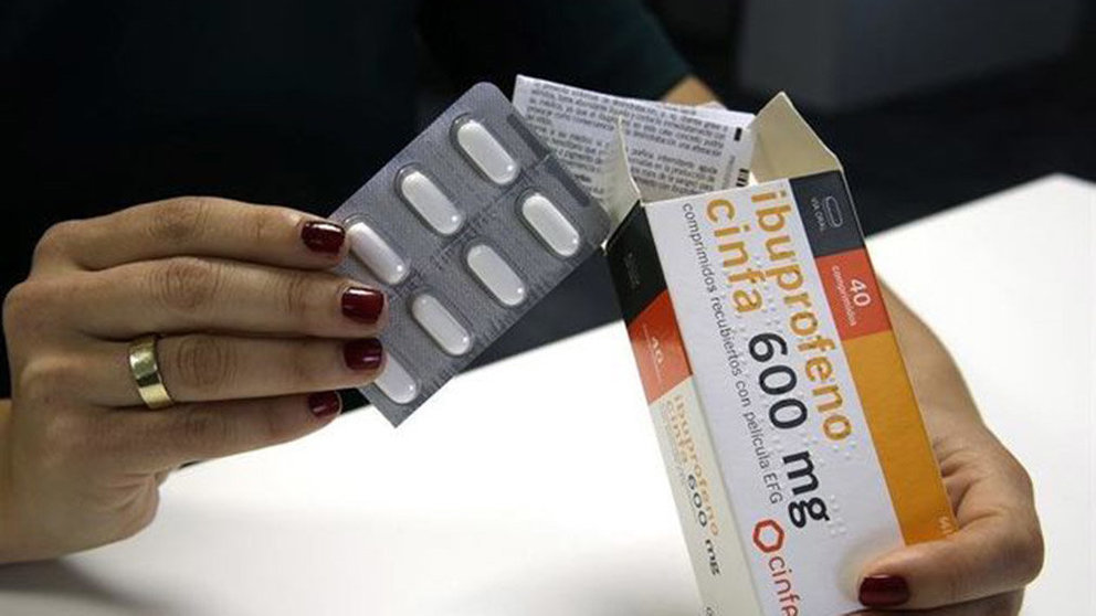 Imagen de una mujer comprando Ibuprofeno 600 en una farmacia. EFE
