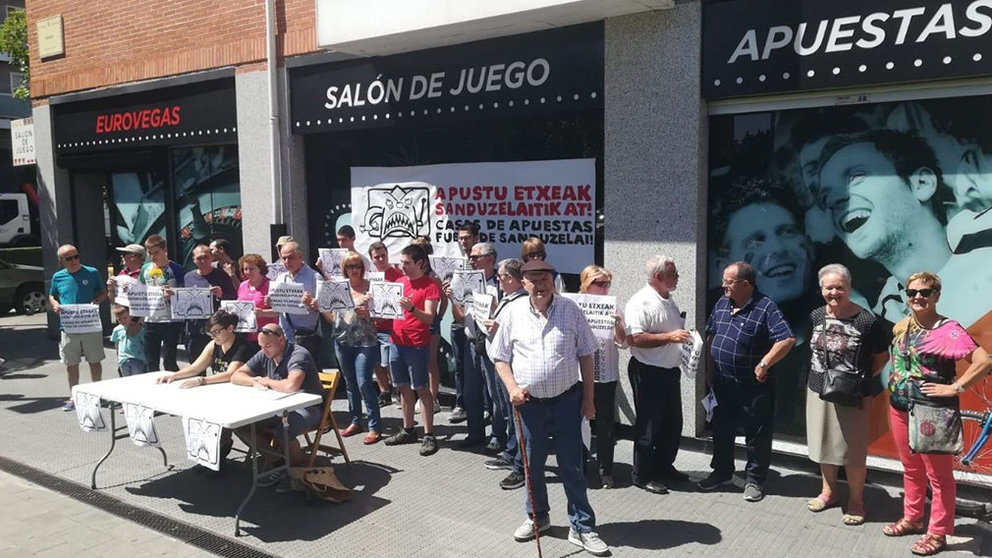 Concentración vecinal en San Jorge contra las casas de apuestas EUROPA PRESS