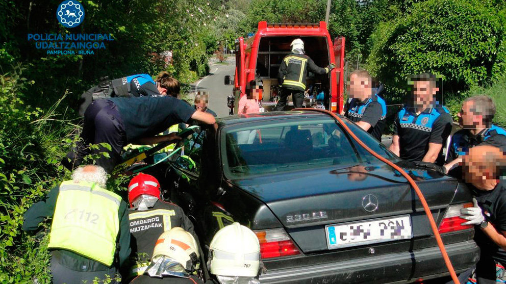 Varias personas ayuda a sacar de debajo del vehículo a la joven herida grave POLICÍA MJNCIPAL