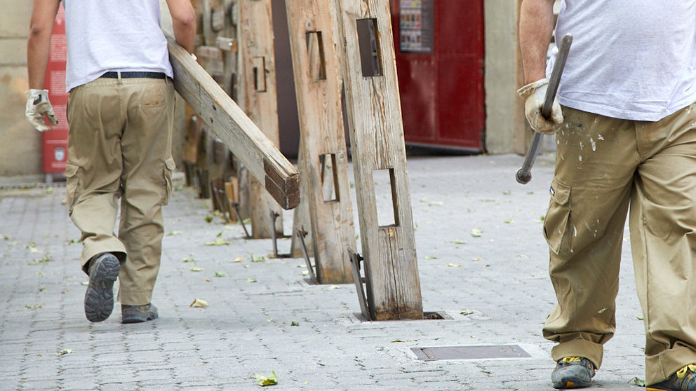 Operarios de la carpinter..a 'Hermanos Aldaz Remiro' comienzan el montaje del doble vallado que presta seguridad a los encierros de San Ferm..n . I..IGO ALZUGARAY