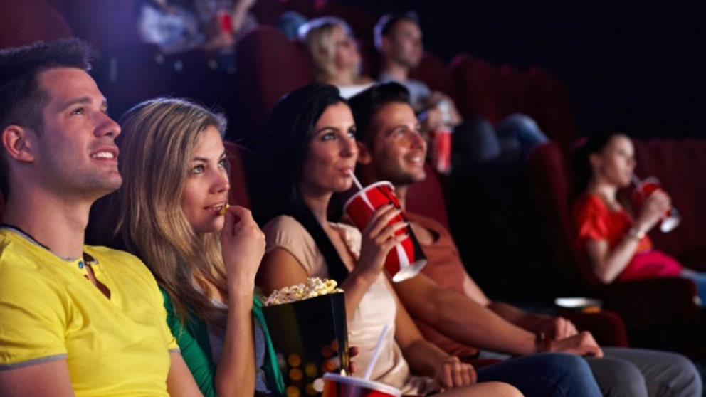 Varios espectadores siguen una proyección en una sala de cine ARCHIVO
