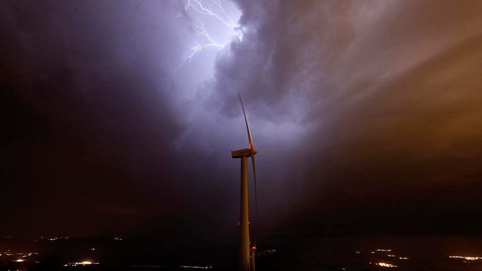 Un rayo cae en el parque eólico de El Perdón durante la tormenta que ha azotado esta noche la capital navarra. EFE/Jesus Diges