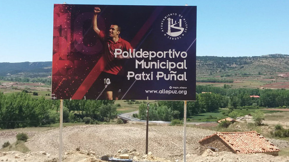 Cartel de la inauguración del polideportivo de Allepuz &#34;Patxi Puñal&#34;. @ayto_allepuz.