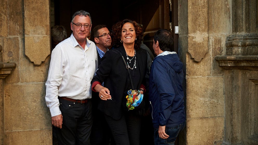 Itziar Gomez, concejal de Geroa Bai, a su salida del Ayuntamiento de Pamplona. MIGUEL OSES