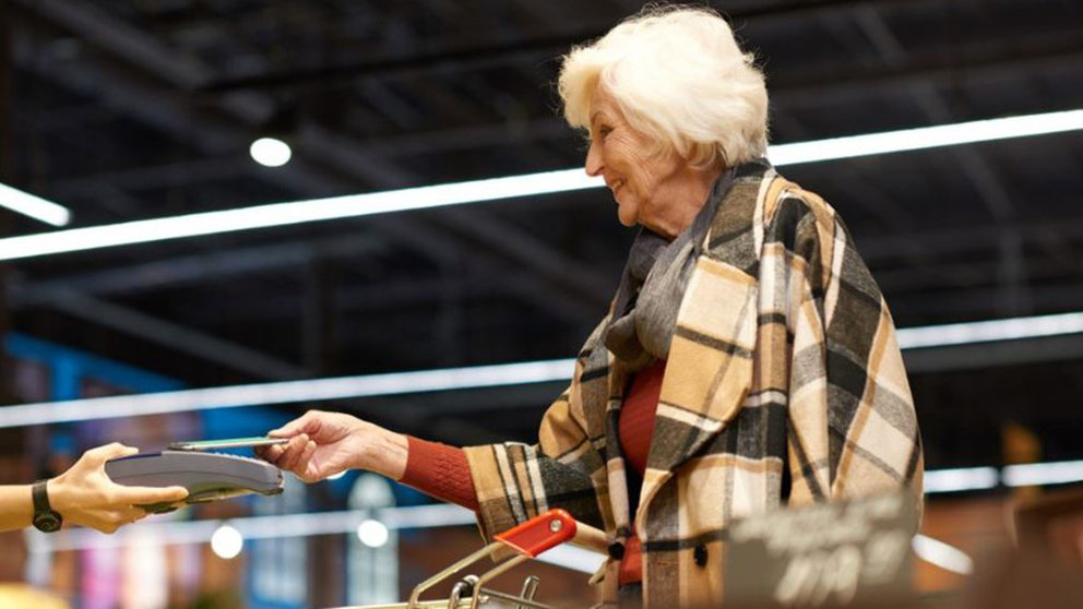 Una mujer mayor realiza la compra en un supermercado ARCHIVO