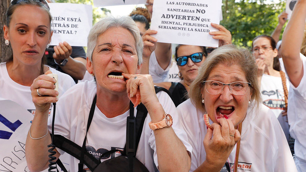 Afectadas por la estafa de las clínicas iDental secundan un acto de protesta EUROPA PRESS
