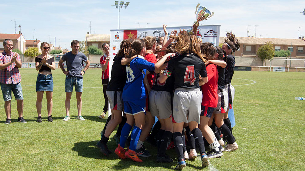 El Athetic de Bilbao se alzó con la copa del primer torneo Jóvenes Promesas del Futbol Femenino en Castejón. IMAGEN CEDIDA