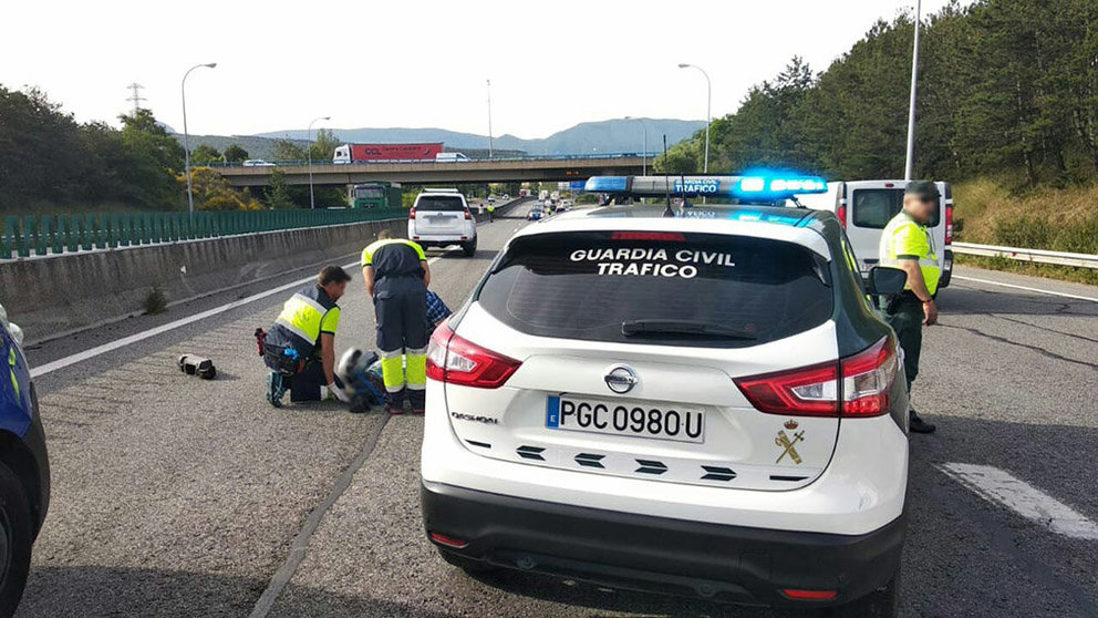 La Guardia Civil socorre al motorista herido tras colisionar con un coche en la A-15, a la altura de la incorporación de la ronda PA-31, en Noáin Foto GUARDIA CIVIL DE NAVARA
