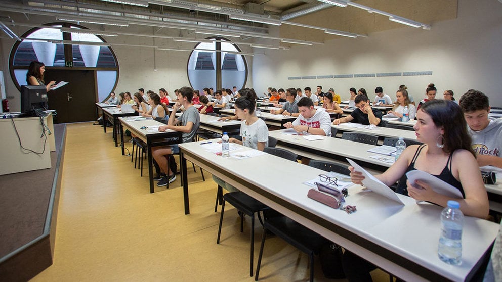 Varios alumnos realizan el examen EVAU, la nueva selectividad, en la UPNA en Pamplona ARCHIVO UPNA