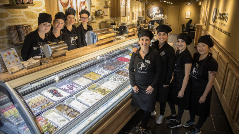 Trabajadoras de la nueva heladería boutique en Pamplona llamada Amorino. CEDIDA