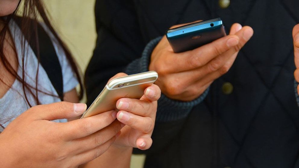 Dos personas se conectan a una red Wifi desde sus móviles ARCHIVO