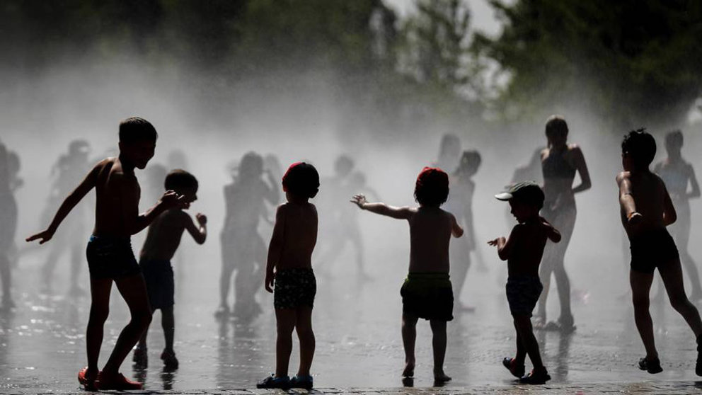 Varios niños se refrescan en una fuente con chorros de agua durante una jornada marcada por el fuerte calor y las altas temperaturas máximas Foto EFE ARCHIVO