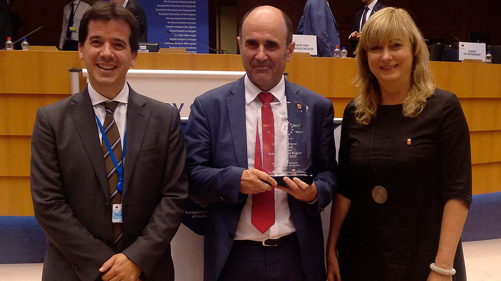 Manu Ayerdi, con el premio recibido en Europa por haber fomentado el emprendimiento GOBIERNO DE NAVARRA