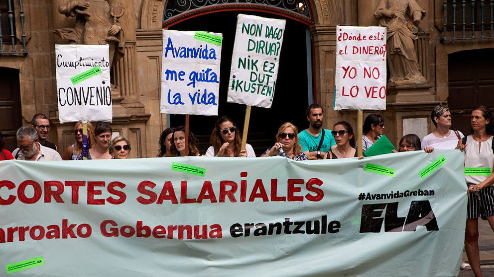 Trabajadores de los CRPS Ordoiz, Queiles y Centro Félix Garrido, gestionados por la empresa Avanvida, protestan en la plaza del Ayuntamiento de Pamplona. IÑIGO ALZUGARAY