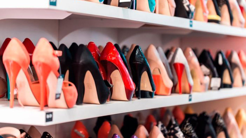 Imagen de varios zapatos de mujer en una tienda ARCHIVO