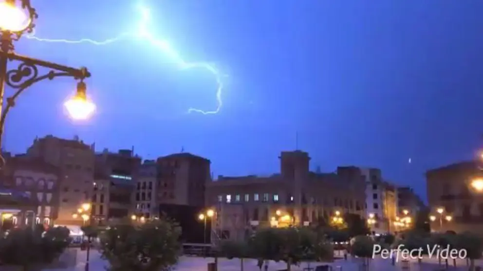 Capturas de la tormenta eléctrica que ha sorprendido de noche a los vecinos de la Cuenca de Pamplona TWITTER3