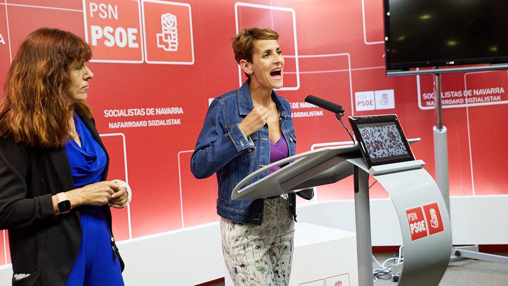 La secretaria general del PSN, María Chivite, y la secretaria general de Pamplona, Maite Esporrín, intervienen en un aperitivo presanferminero. IÑIGO ALZUGARAY