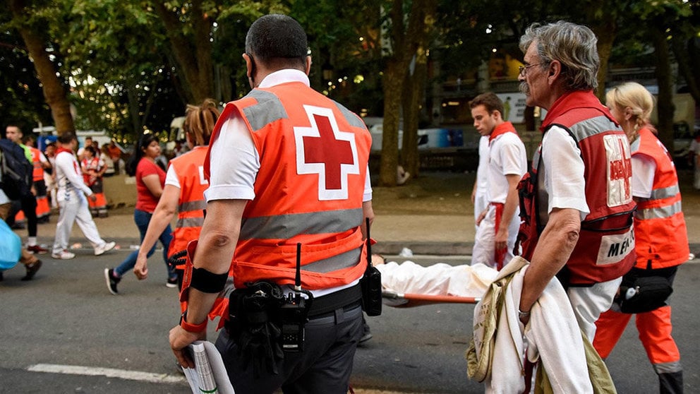 Un grupo de voluntarios de la Cruz Roja atiende a un joven herido en Sanfermines EP