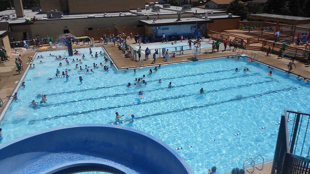 Imagen de las instalaciones de una nueva piscina con cientos de bañistas disfrutando del agua en un día de calor ARCHIVO