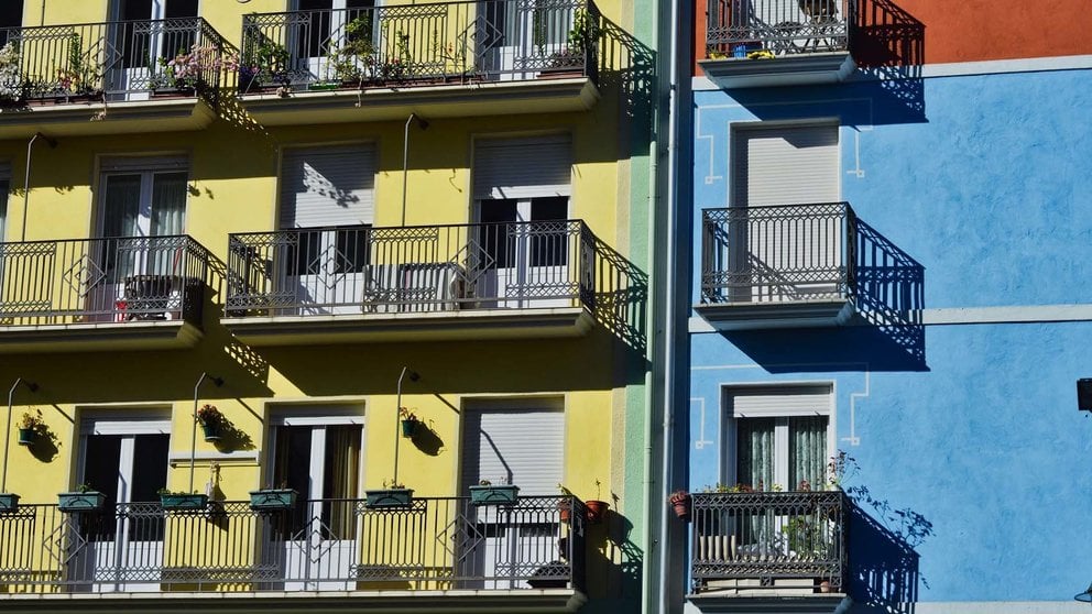 Bloque de viviendas de colores amarillo,azul y rojo en el centro de Pamplona