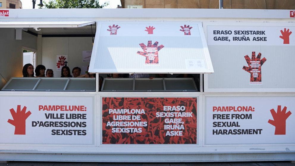 Apertura del punto de información &#39; Pamplona libre de agresiones sexistas &#39; situado en la Plaza del Castillo. PABLO LASAOSA