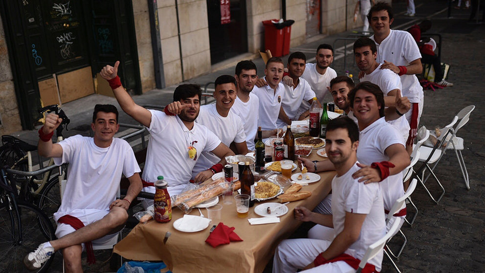 Almuerzos previos al lanzamiento del Chupinazo de San Fermín en las calles de Pamplona MIGUEL OSÉS (1)