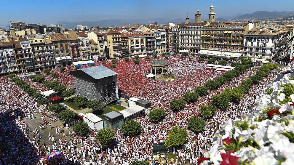 Miles de personas celebran el comienzo de las fiestas de San Fermín desde la Plaza del Castillo de Pamplona con el lanzamiento del tradicional "Chupinazo" desde el balcón de la Casa Consistorial. EFE/Daniel Fernández