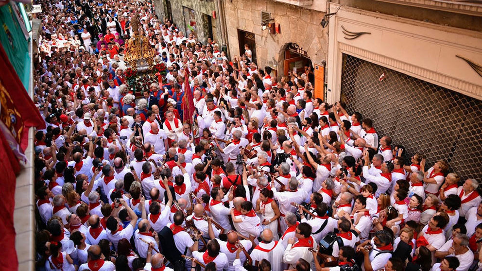 Una marea de pamploneses ha acompañado a San Fermín durante su procesión PABLO LASAOSA (2)