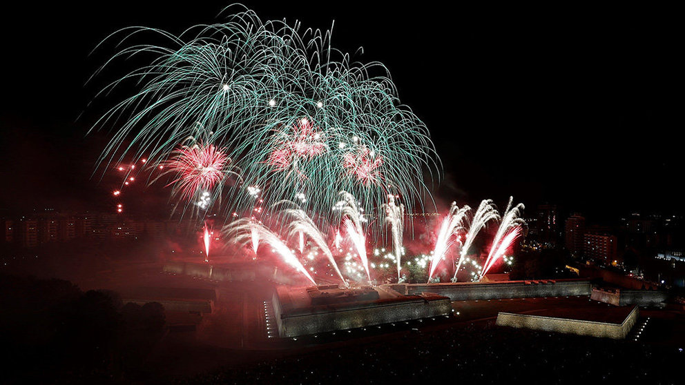 GRAFCAV6097. PAMPLONA (NAVARRA), 08/07/2019.- El parque de la Ciudadela acoge en las noches de San Fermín a miles de personas que se acercan para disfrutar de la colección de fuegos artificiales que iluminan el cielo de la capital navarra. EFE/Jesús Diges.