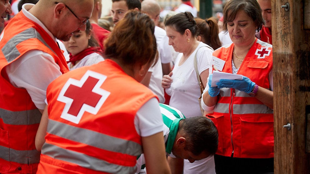 Los servicios sanitarios atienden a los heridos leves en el mismo vallado del recorrido tras el segundo encierro de los Sanfermines 2019.  IÑIGO ALZUGARAY