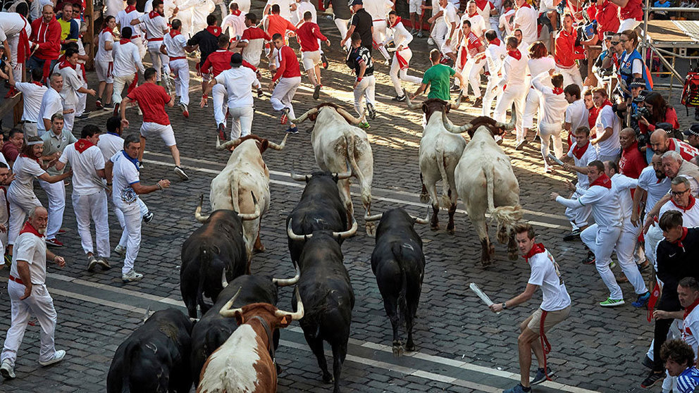 Los toros de la ganadería de Jandilla entran en la Plaza del Ayuntamiento durante el cuarto encierro de los Sanfermines 2019. EFE/J.P. Urdiroz