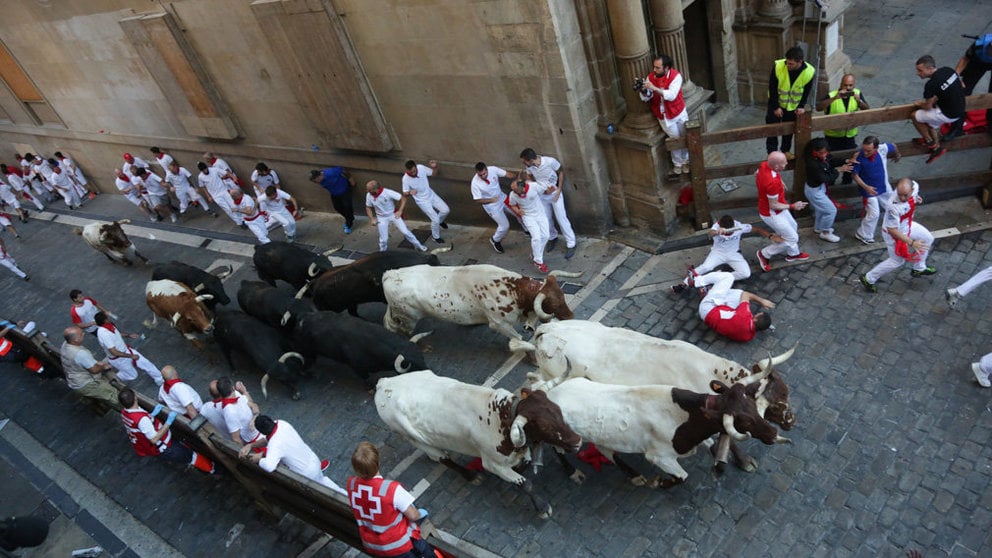 Los toros de Jandilla en su paso por el ayuntamiento en el cuarto encierro de las fiestas. Alejandro Velasco-7