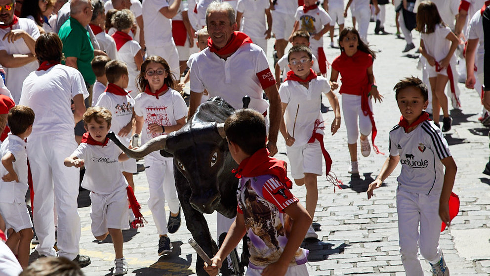 Los niños emulan a sus mayores en el primer 'Encierro Txiki' de los Sanfermines de 2019 celebrado en la cuesta de Santo Domingo de Pamplona. IÑIGO ALZUGARAY